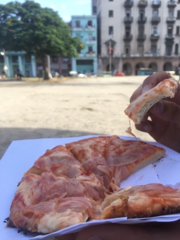 Pizza na ulicach Hawany.
