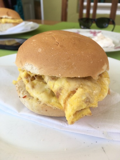 Pan con Tortilla, czyli chleb z omletem. Typowy tani streetfood Kubański, do kupienia nawet za 4 CUP.